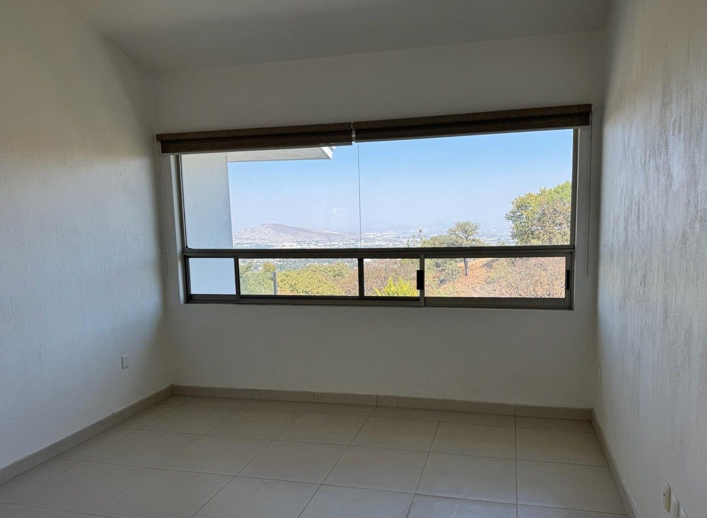 Ventana con vista a la ciudad
