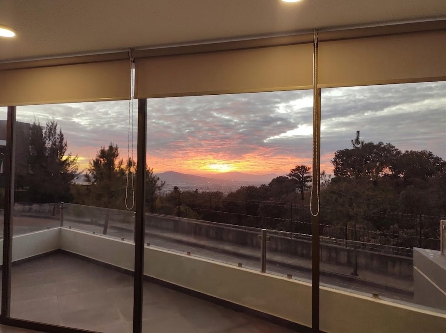 Atardecer con vista a la ciudad desde la casa